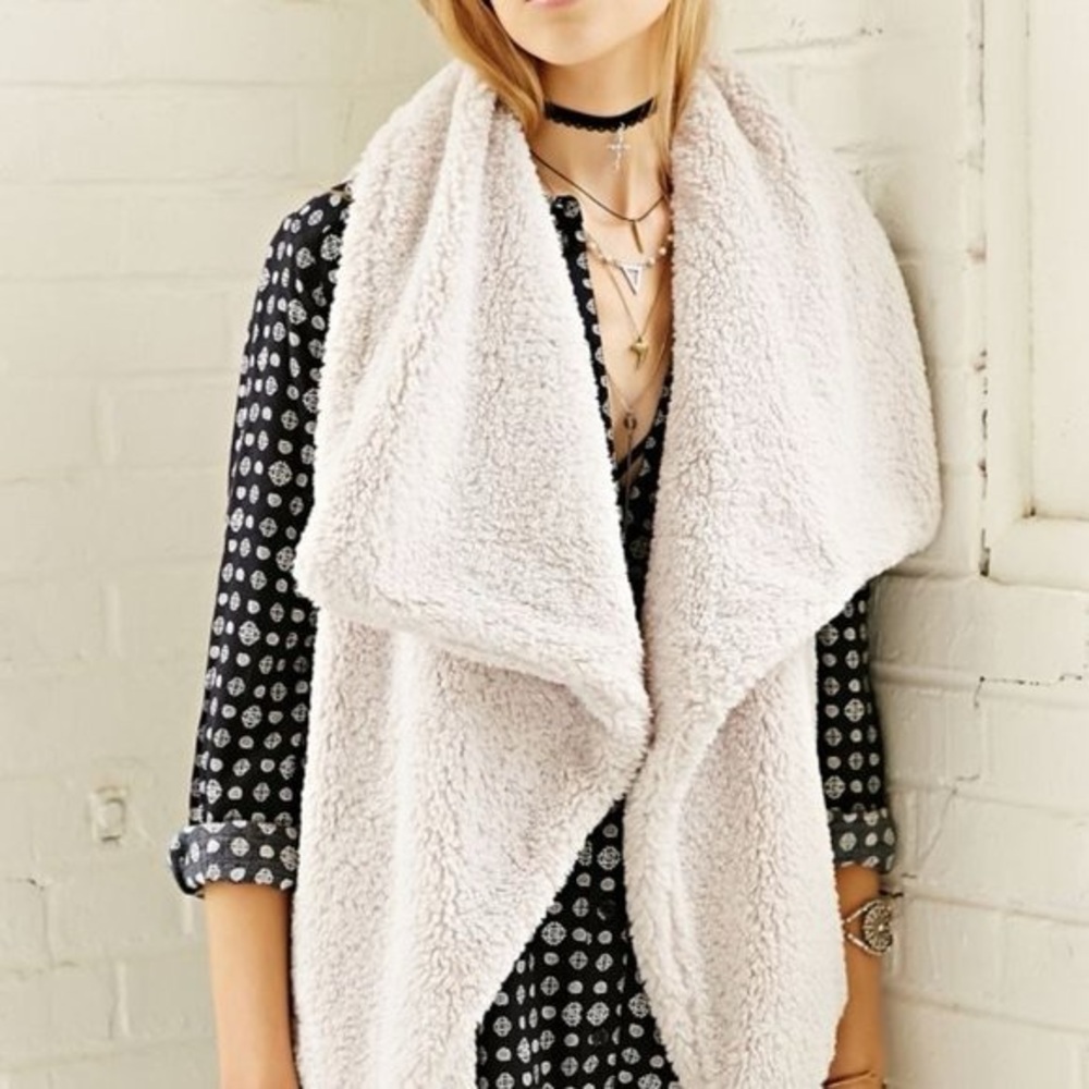 BB Dakota Rennie Faux Fur Knit Back Shawl
Collar Open Front Sweater Vest xs